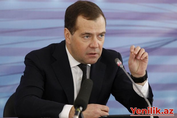 Medvedev Haaqa məhkəməsini hədələdi: “Birbaşa binaya raket ata bilərik”