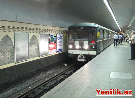 Metroda sərnişin relslərin üzərinə düşüb