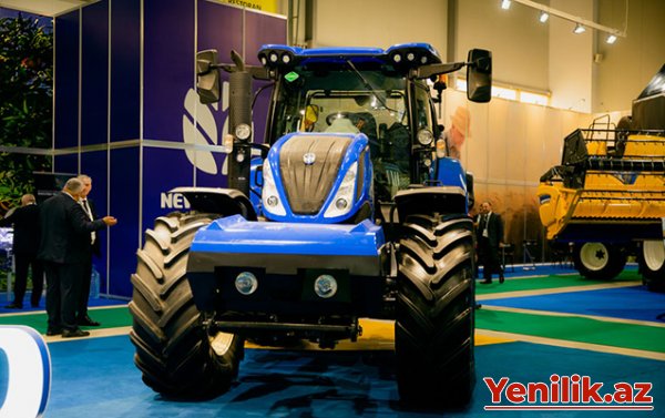 Dünyanın ilk dizel yanacaqsız işləyən traktoru Bakıda - Fotolar
