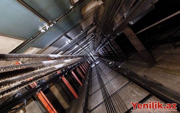 Bakıda çoxmərtəbəli yaşayış binasında lift qırıldı: xəsarət alanlar var