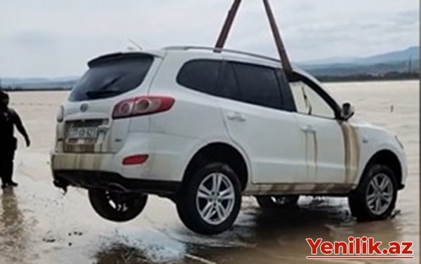 Ödənişli yoldakı maşının sudan çıxarılma anı - Video