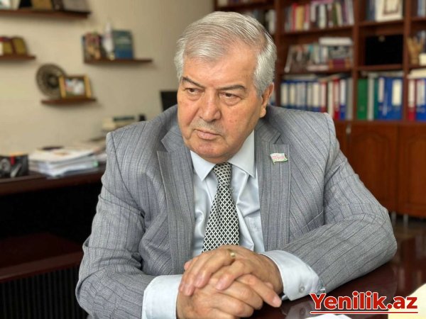 Sabir Rüstəmxanlıya qiymət oxuyan müğənni...