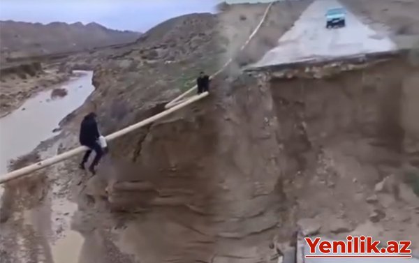 Qaradağda yolu sel apardı – Belə keçirlər – VİDEO