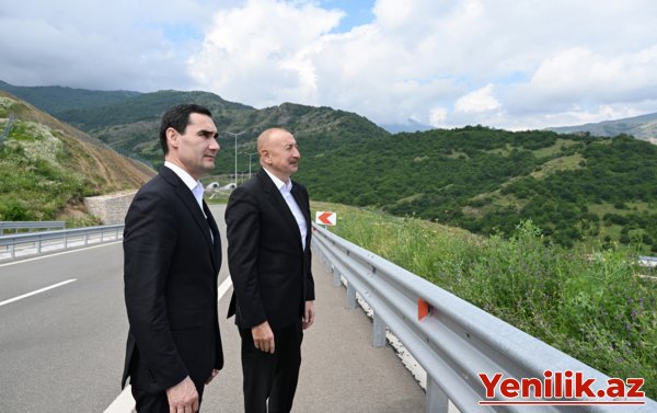 Daşaltı kəndinin fonunda - Fotolar