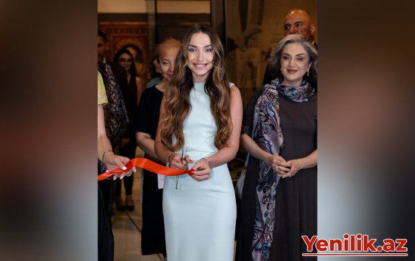 Alyona Əliyeva sərgidən yeni fotolar paylaşdı