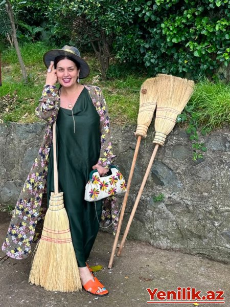 Elza Seyidcahan süpürgə ilə poz verdi - FOTO