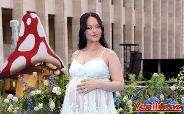 “Rihanna əkiz uşağa hamilədir”
