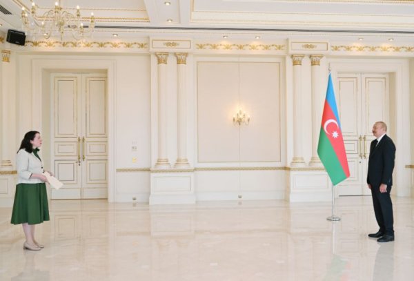 Prezident İlham Əliyev İrlandiyanın Azərbaycanda yeni təyin olunmuş səfirinin etimadnaməsini qəbul edib - FOTO